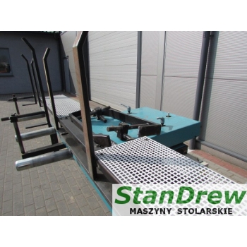 Podajnik do strugarki