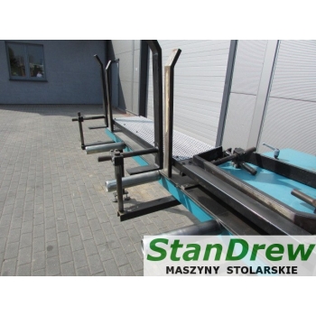Podajnik do strugarki
