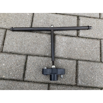 mechanizm regulacji odbiorczego blatu wyrówniarki